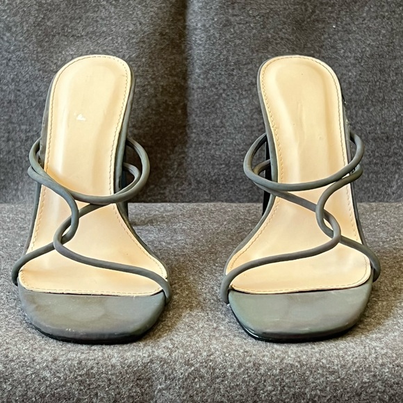 ⭐️ Offer B2G2! BUY 2 GET 2 FREE!
Pretty Little Thing Black Iridescent Heels - Picture 6 of 12